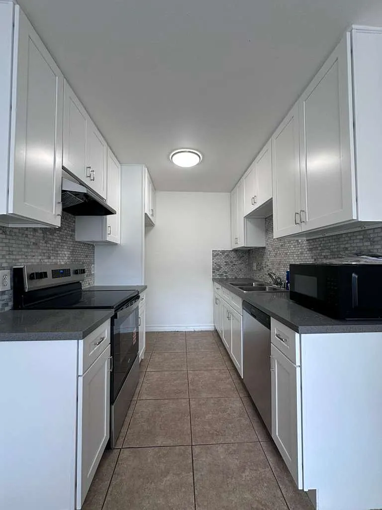 2 bed, 956 sqft, $2,700 — Photo 3