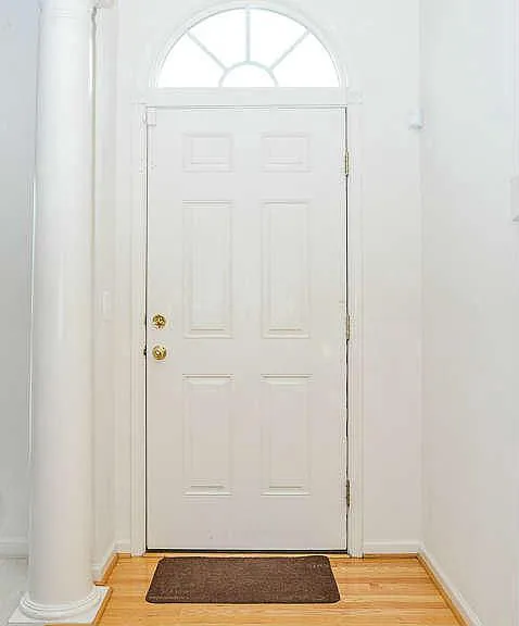 9910 E Hill Dr — Photo 4