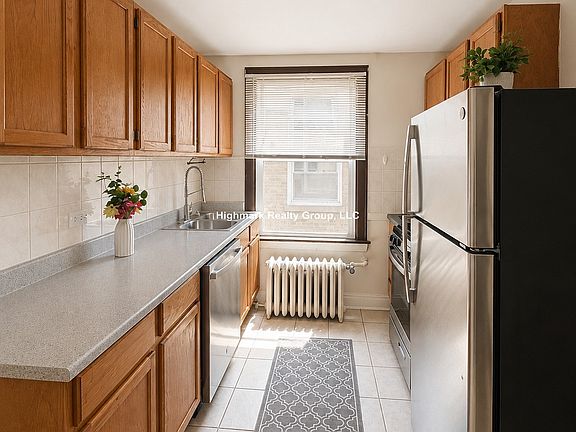 5th image of 733 Elm St #304B