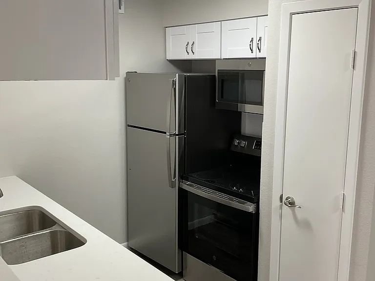 Lake Breeze Apartments — Photo 18