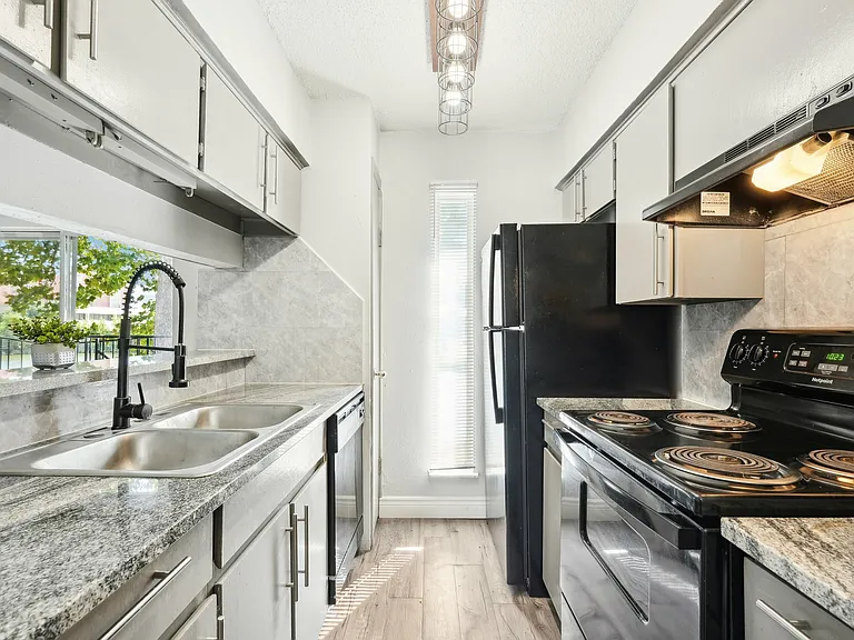 5560 Medical Center Apartments — Photo 6