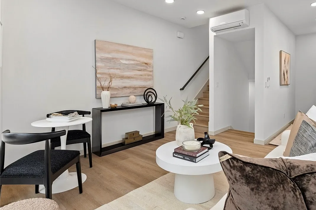 3 bed, 1300 sqft, $4,050 — Photo 1