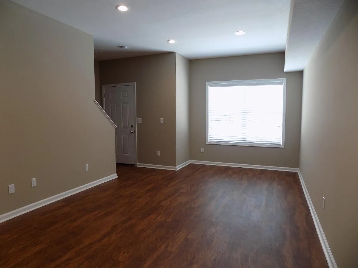 2 bed, 1.5 bath, 1000 sqft, $995 — Photo 3