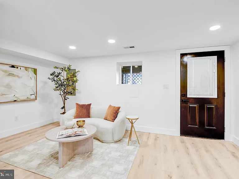 517 Florida Ave NE — Photo 32