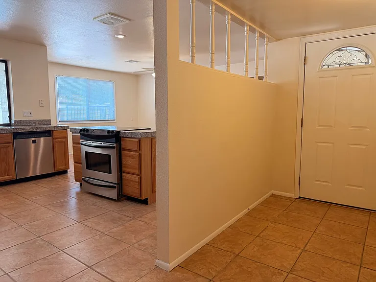 718 E Manhatton Dr — Photo 2