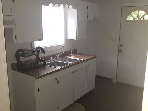 Kitchen. No fridge No gas stove