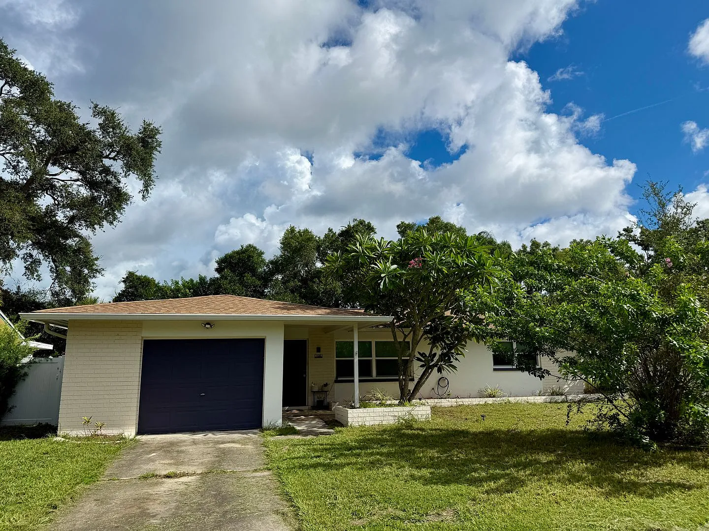 3/2/1 Single Family Home Mins From The Beach! Bonus Room — Photo 1