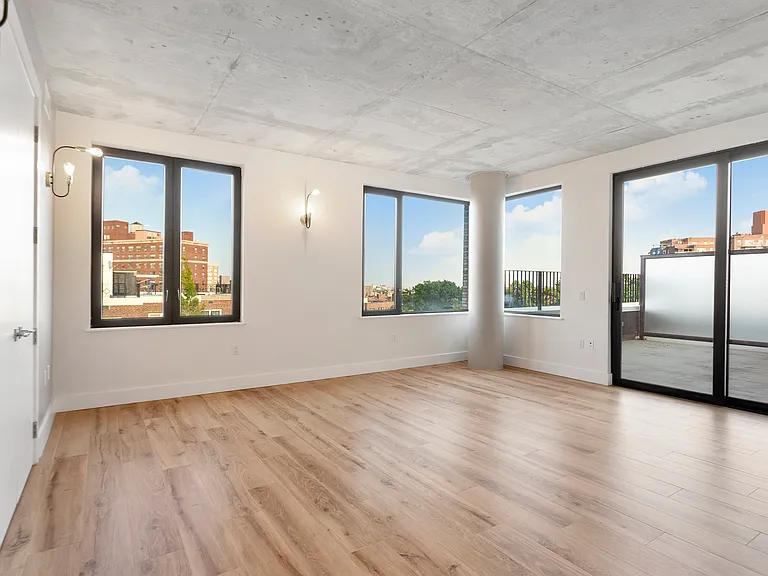 3707 Blackstone Ave #703 — Photo 2