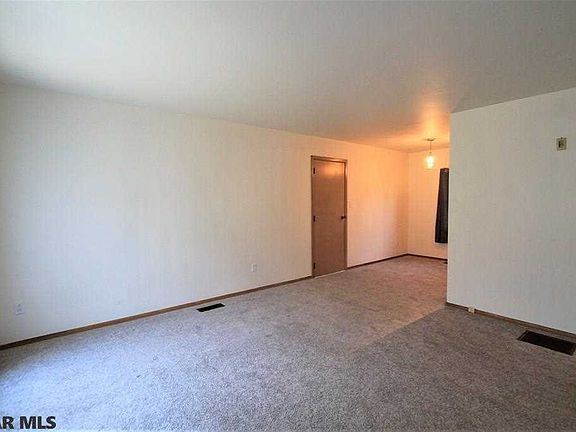3rd image of 400 Douglas Dr
