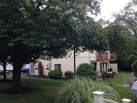 3rd image of 19 Cromwell Pl APT B