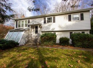 25 Grissom Dr, Clifton Park, NY 12065