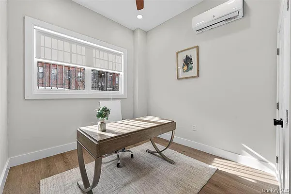 Office, photo 1