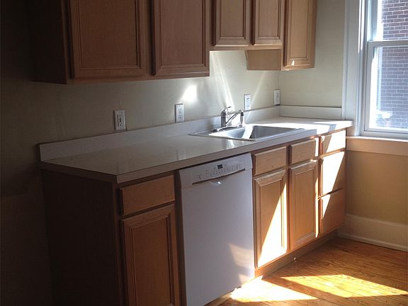 3rd image of 1044 Maryland St