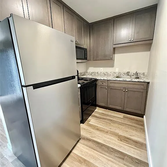 103 E 7th St #1 — Photo 6