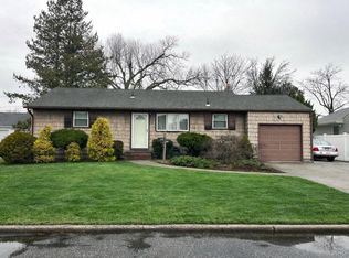 17 Windsor Street, Islip, NY 11751