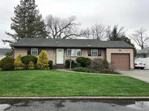 17 Windsor Street, Islip, NY 11751