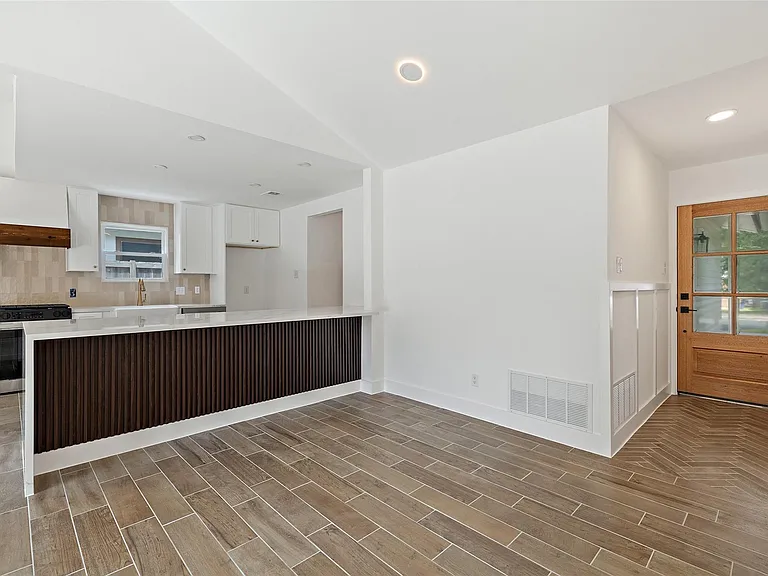 1111 Spearson Ln — Photo 10
