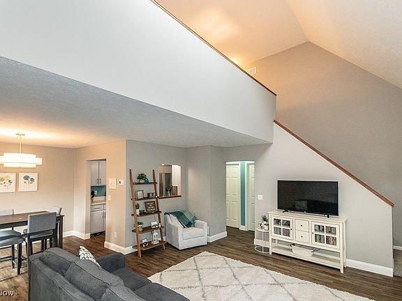 5th image of 948 E Kensington Ln