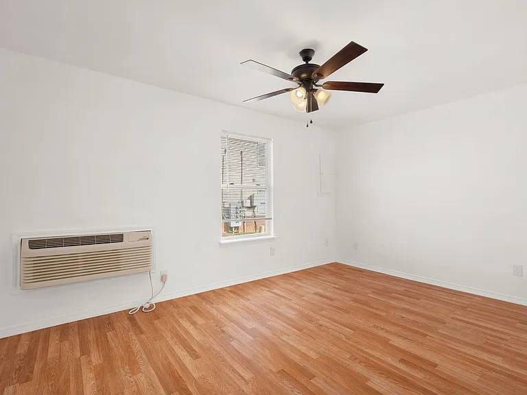 Flat Rock Creek Apartments — Photo 10
