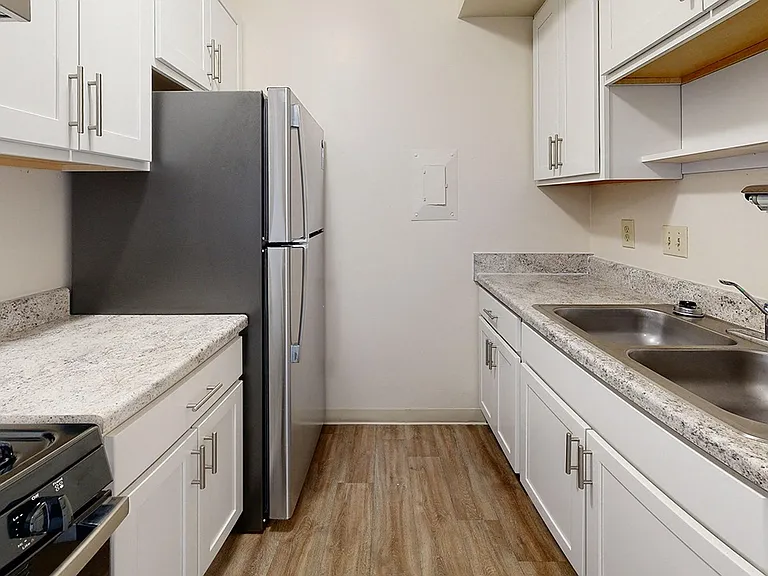 Wood Creek Apartments — Photo 5