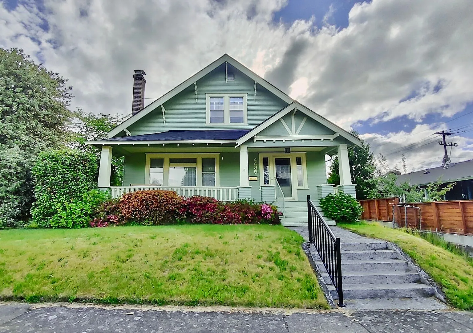 Gorgeous Craftsman-Style 5 Bedroom Home Located in the Sought After Roseway Neighborhood! — Photo 1