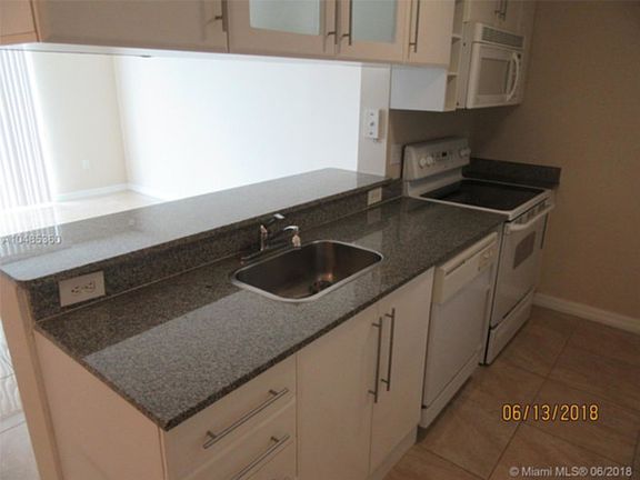 5th image of 275 NE 18th St APT 1801