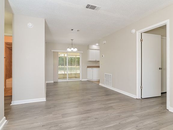 4th image of 270 Crestview Dr