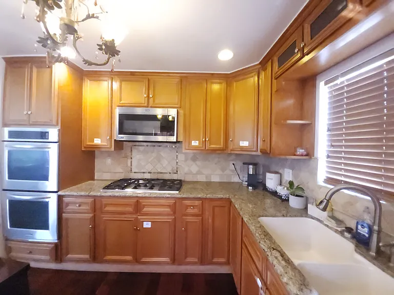 2421 Ruhland Ave — Photo 2