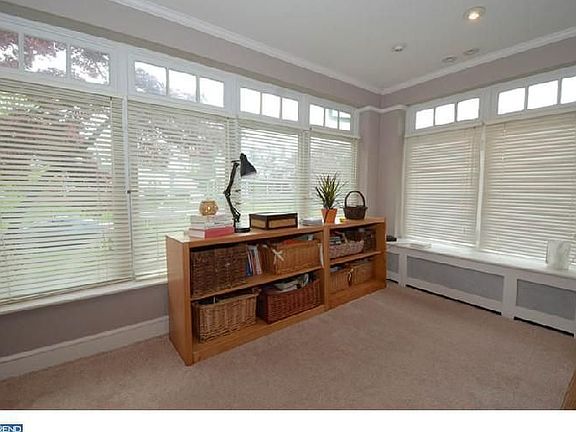 2nd image of 142 W Hillcrest Ave