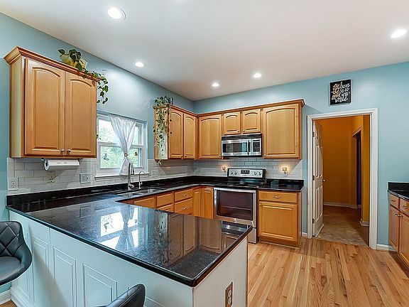 5th image of 1025 Bayhill Ln