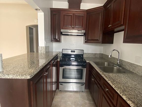 4th image of 3925-3939 E Broadway #202