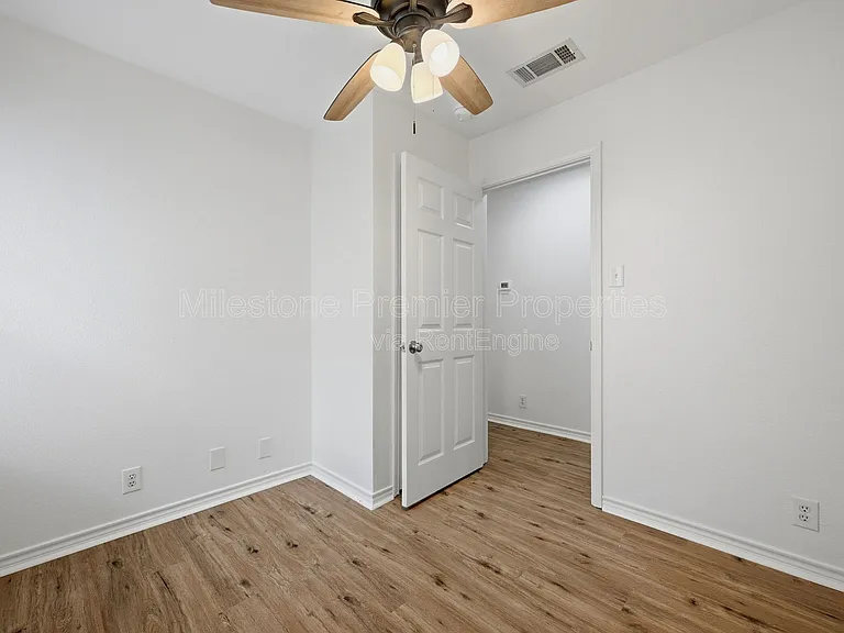 906 W Houston St #1 — Photo 14