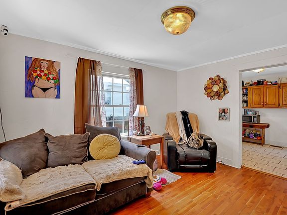 4th image of 203 3rd Ave NE