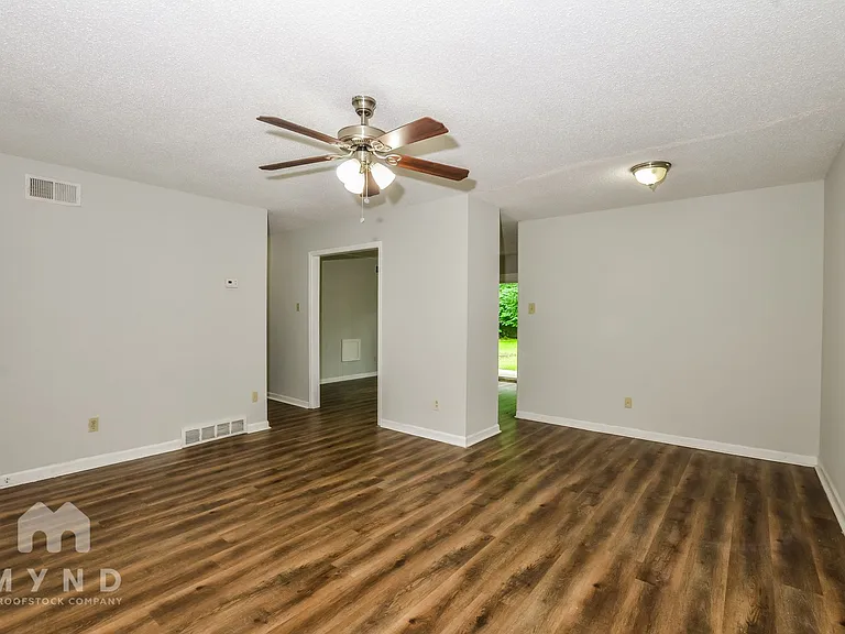 2593 Courtney Dr — Photo 9
