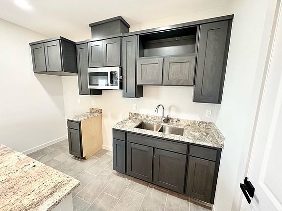 5th image of 140 Gillian Dr