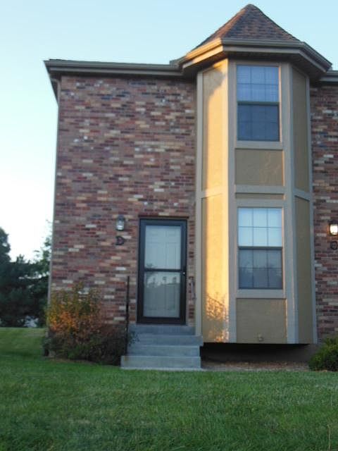 1st image of 609 NE English Manor Dr