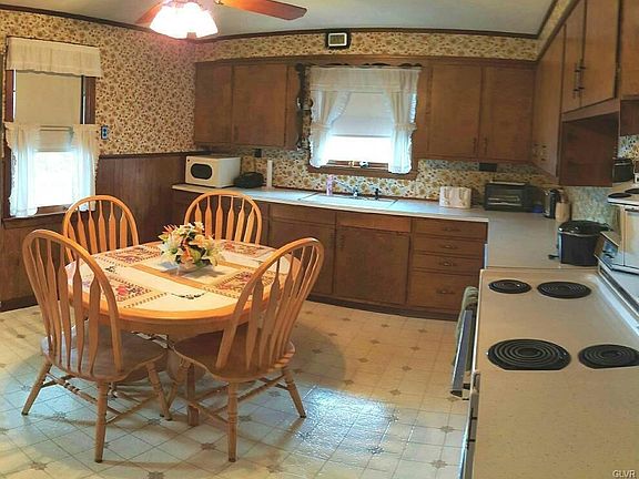 Spacious kitchen with ample counter space and cupboards!