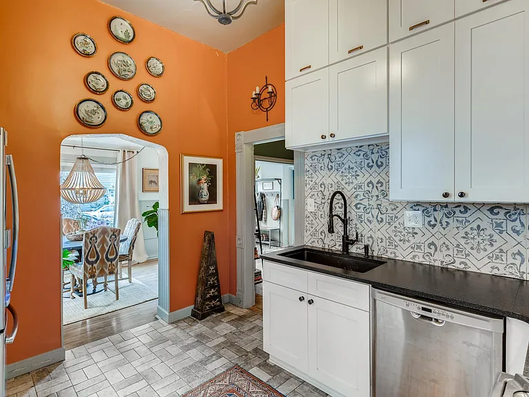 Wall to wall cabinetry all the way to the ceiling, Newer custom backsplash, versailles travertine, granite counters, granite sink, newer faucet, stainless steel appliances.