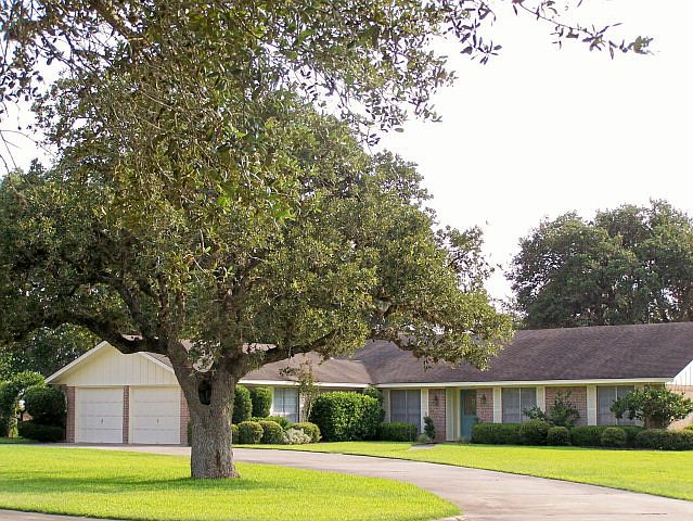 1st image of 676 Glen Oaks Ln