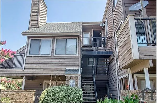 Building Photo - 9835 Walnut St #202