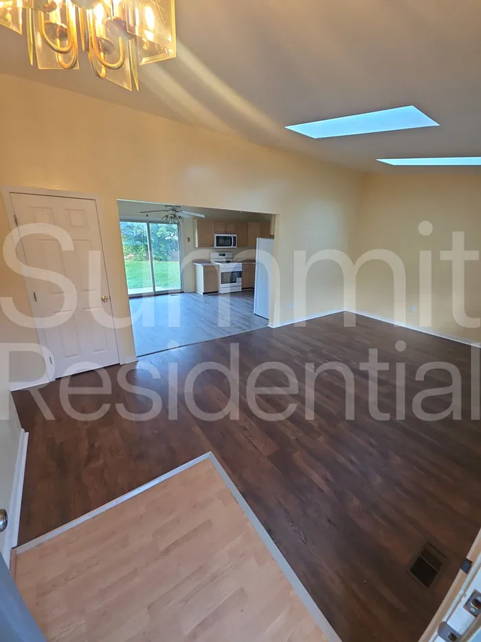 3 bed, 2.0 bath, 1094 sqft, $1,745 — Photo 4
