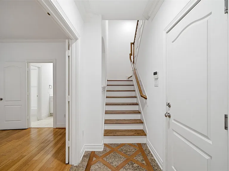 1329 Hyde Park Blvd — Photo 4
