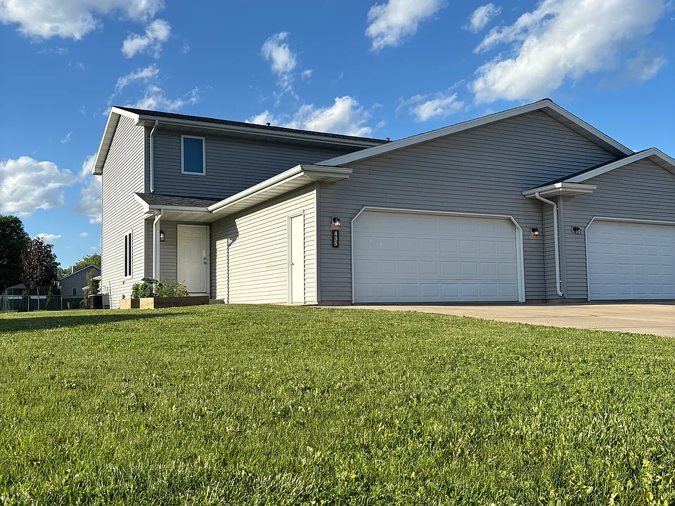 435 W Green Bay St