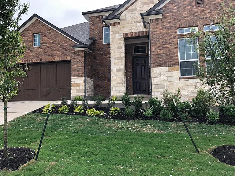 813 Palamos Dr — Photo 2
