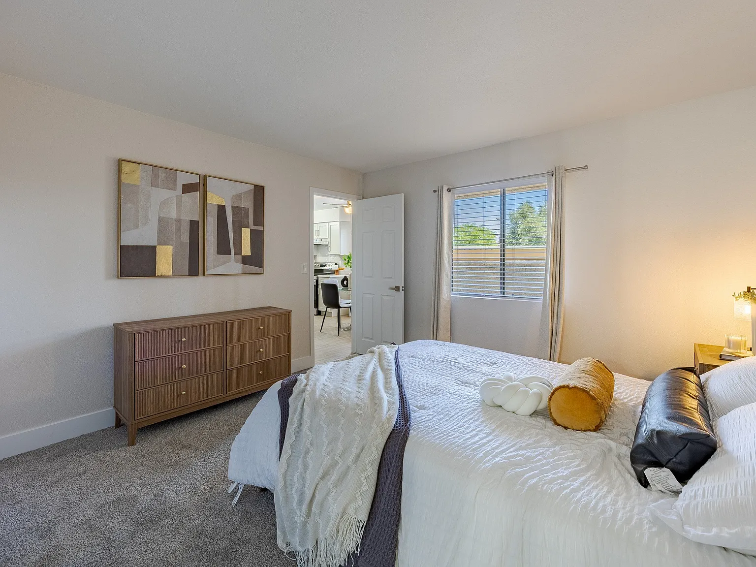 Sunset Winds Apartments — Photo 4