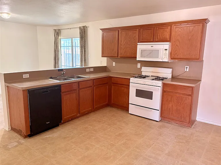 7806 Maverick Trace Ln — Photo 6