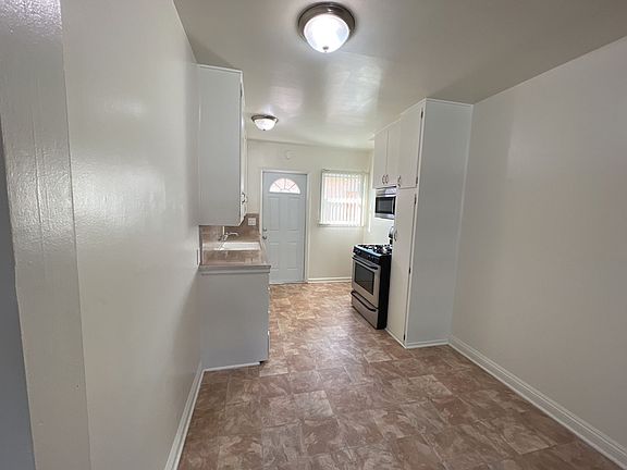 4th image of 1706 N Hollywood Way #35402