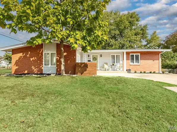 2532 Chartom Mar Dr, Saint Charles, MO 63301