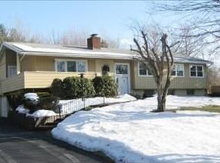 20 Manor Dr W, Poughkeepsie, NY 12603