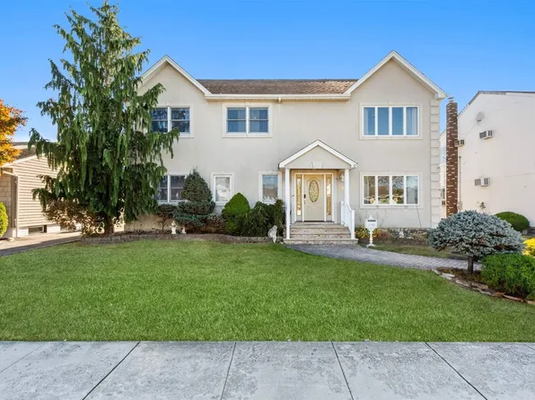 703 Byron Avenue, Franklin Square, NY 11010